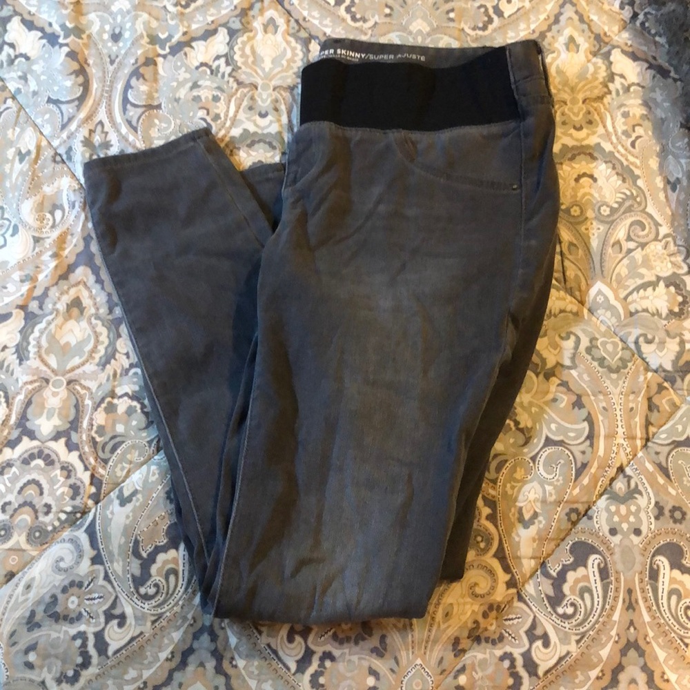 OLD NAVY SUPER SKINNY MID-RISE MATERNITY JEANS 👖🤰🏼 SIZE 10 💛 LIKE NEW!